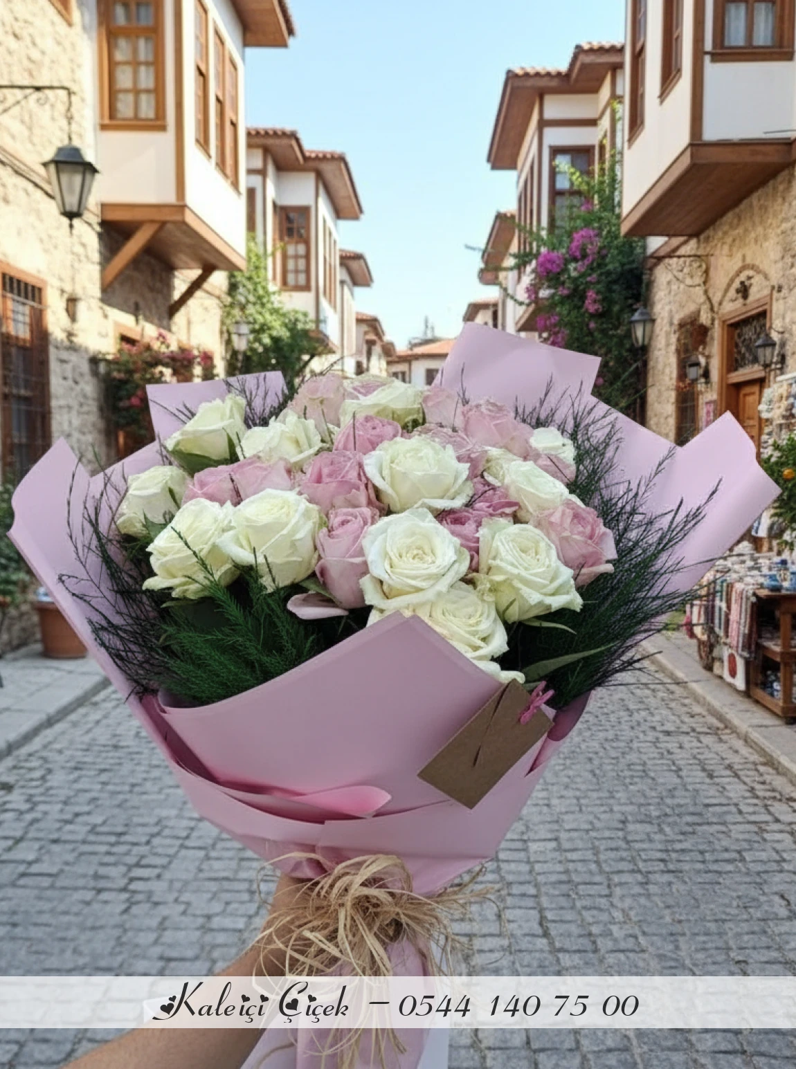 21 Adet Beyaz Ve Pembe Gül Buketi