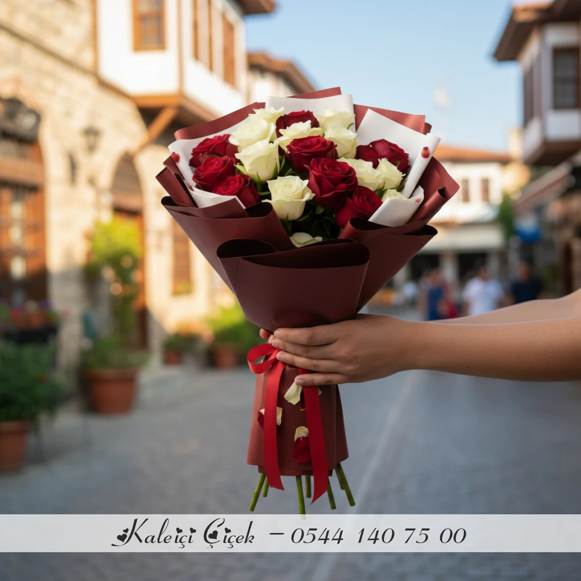 21 Adet Kırmızı Ve Beyaz Gül Buketi