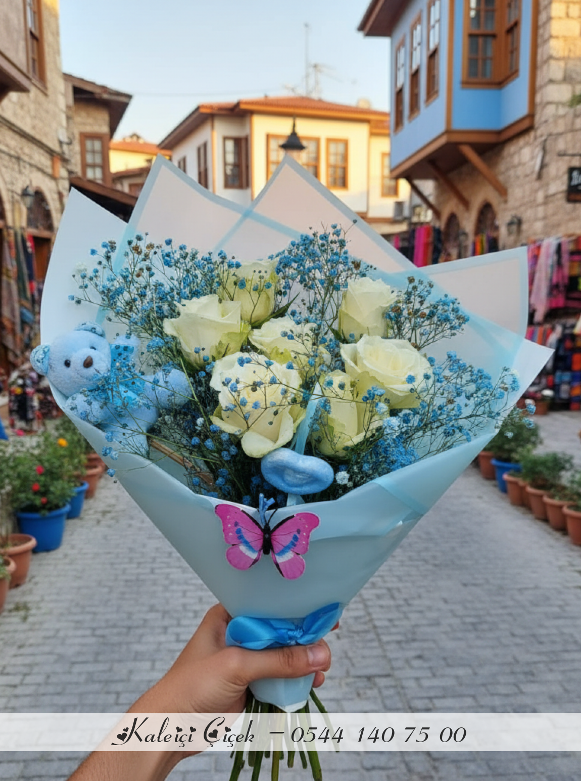 7 Beyaz Gül Ve Mavi Peluş Ayıcık