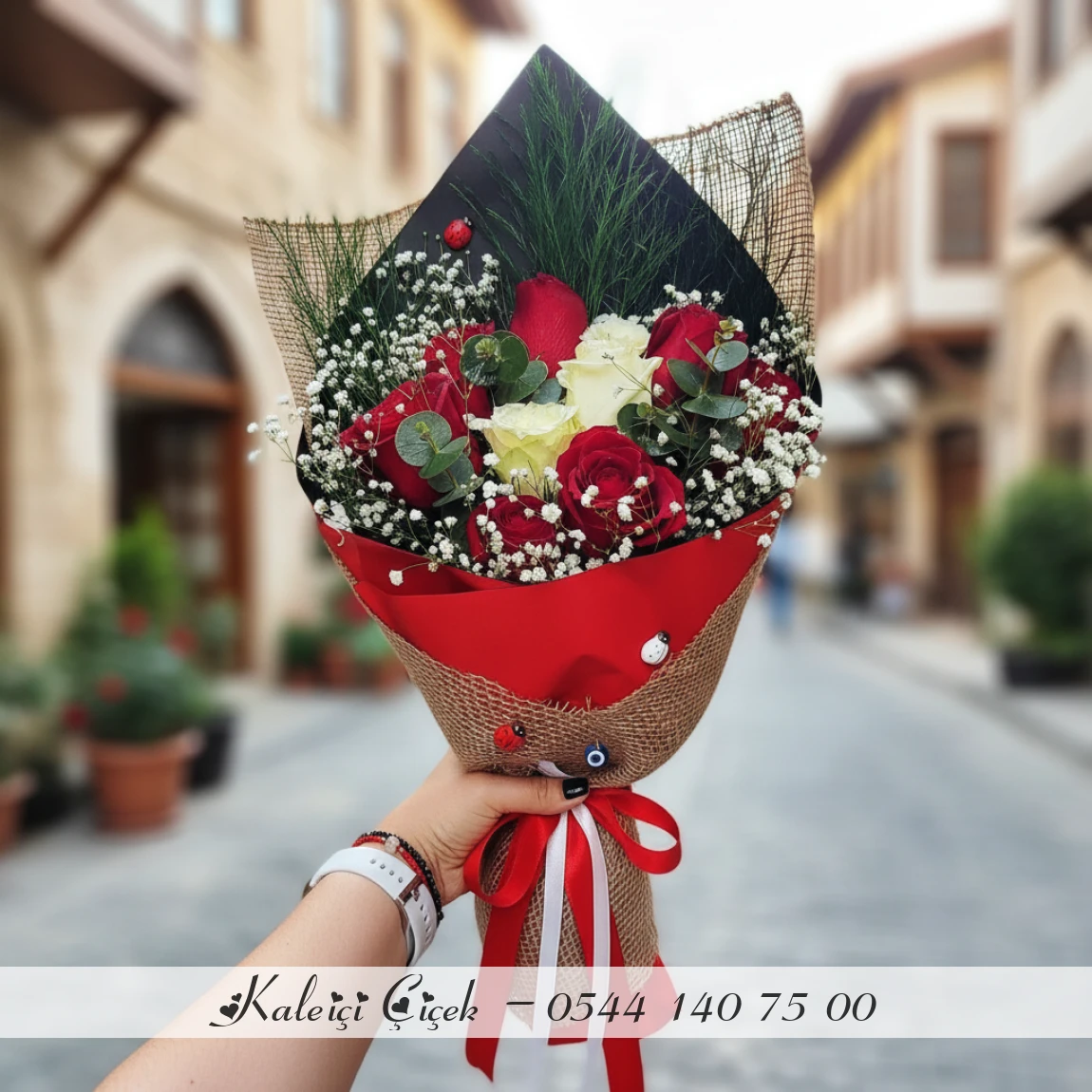8 Kirmizi, 3 Beyaz Gül Buketi̇
