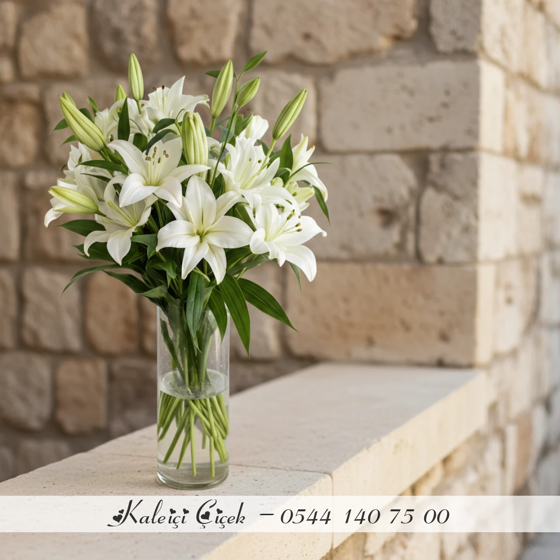 Cam Vazoda Büyük Beyaz Lilyum