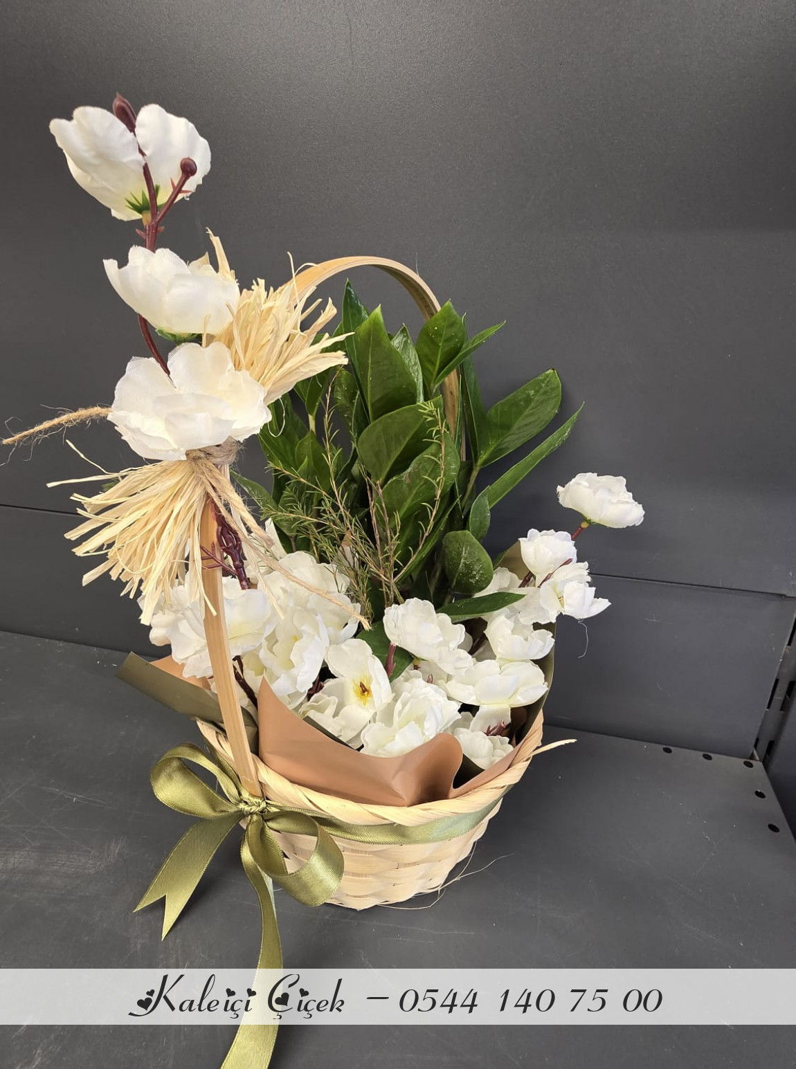 Hasır Sepette Zeze Bitkisi