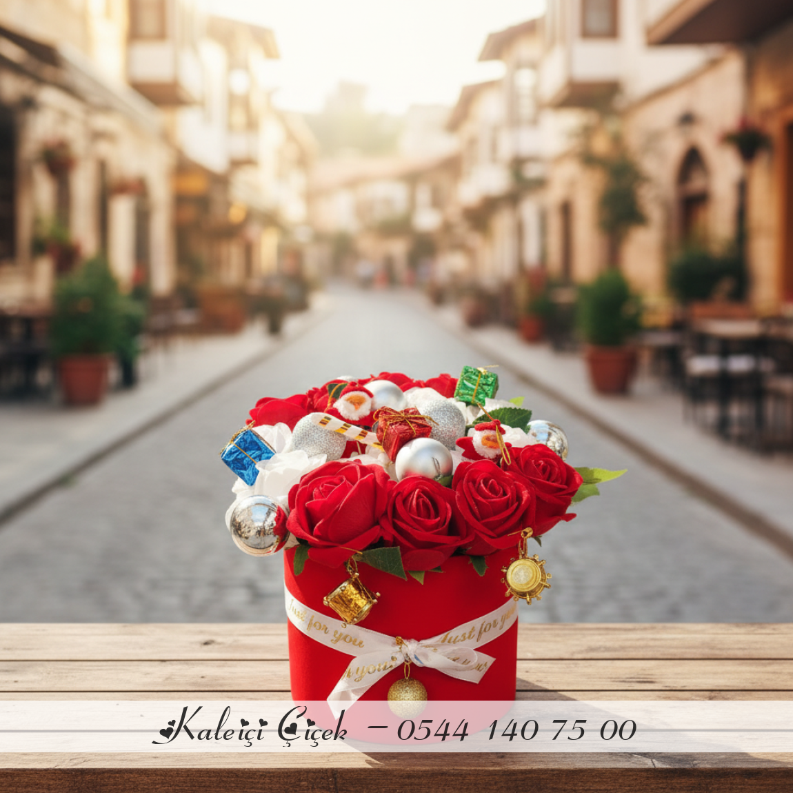 Kadife Kutuda Kırmızı Güllü Yılbaşı Aranjmanı