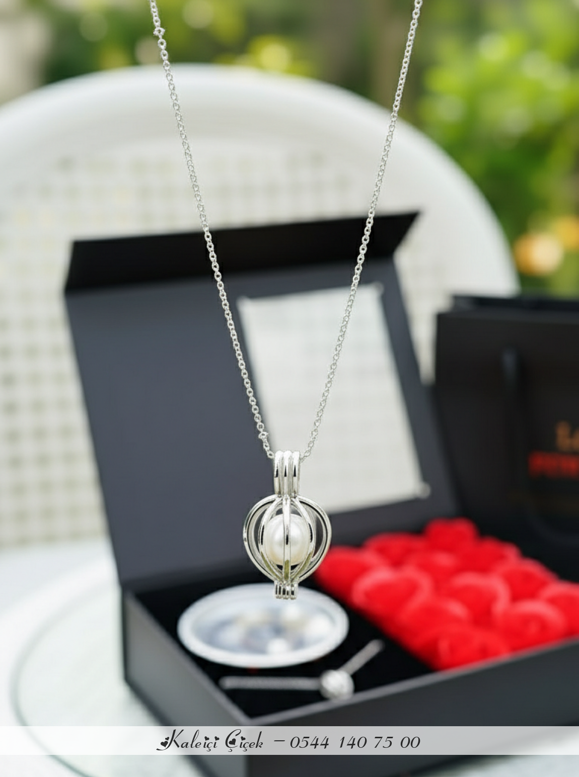 Kırmızı Güllü Lüks Kutuda Sürpriz İstiridye İnci Kolye Hediye Seti