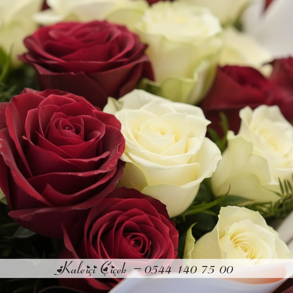 21 Adet Kırmızı Ve Beyaz Gül Buketi