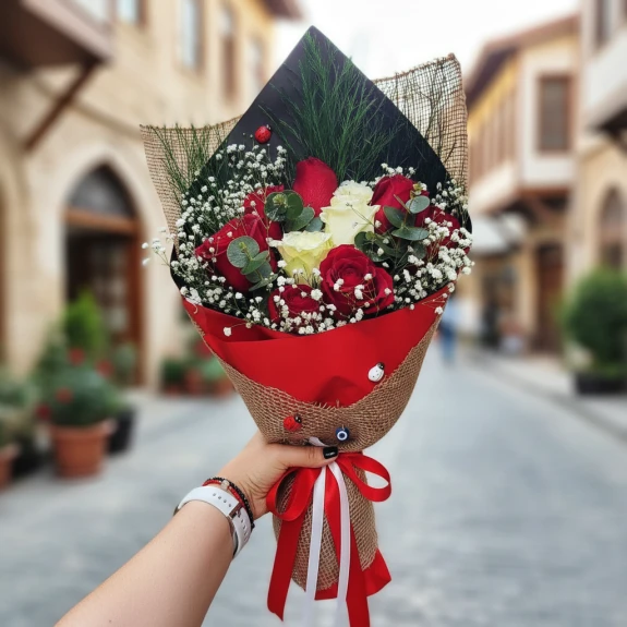 8 Kirmizi, 3 Beyaz Gül Buketi̇