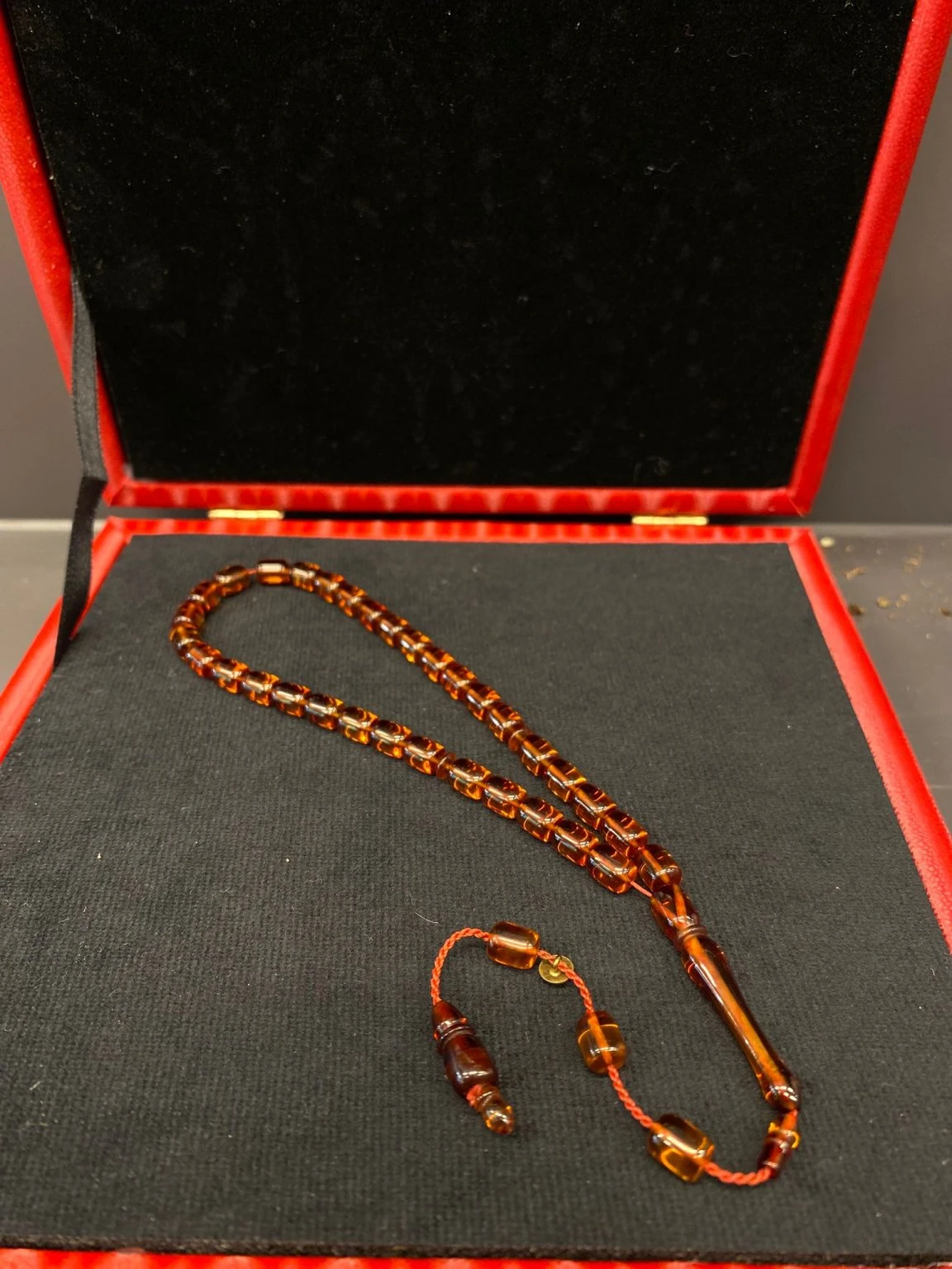 Alman Zari Ateş Kehri̇bar Kara Kullukçu Usta Kesi̇m