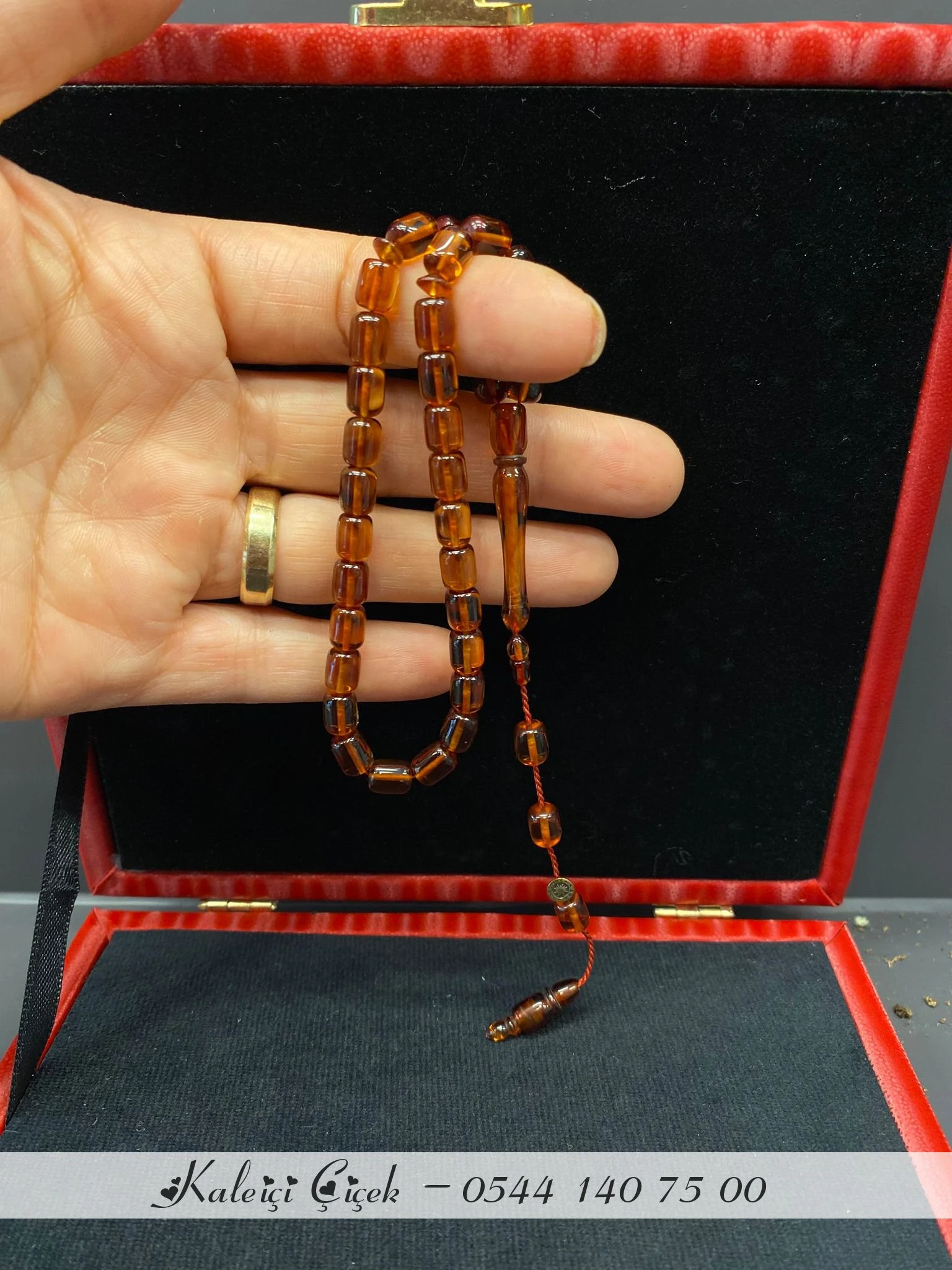 Alman Zari Ateş Kehri̇bar Kara Kullukçu Usta Kesi̇m