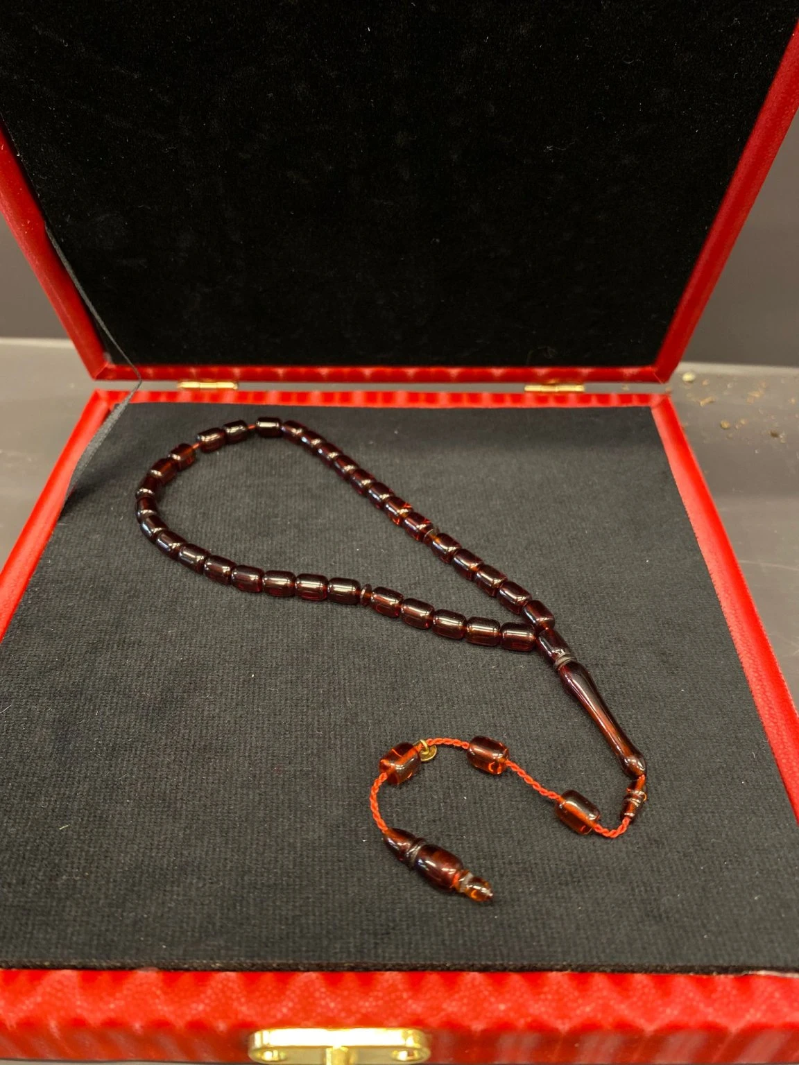 Alman Zari Ateş Kehri̇bar Kara Kullukçu Usta Kesi̇m