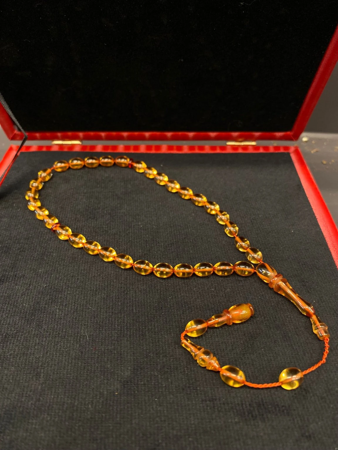 Alman Zari Sıkma Kehri̇bar Usta Kesi̇m